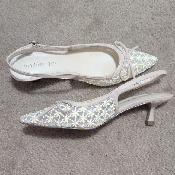 Adorable Vogue Daisy Mesh Kitten Heels - Picture 1 of 6